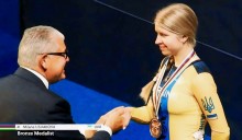 Велосипедистку ШВСМ Донецької області Мілану Ушакову нагороджують