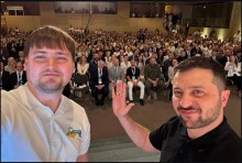 Спільне фото молоді на форумі з Презедентом України після його виступу