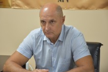 Учасник робочої групи. Сидить за столом, уважно дивиться на заітуючого.