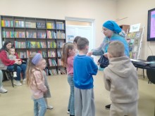 Діти під час заняття на освітньо-культурній локації Курахівської міської територіальної громади