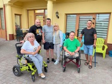 Керівники облдержадміністрації з чоловіками, що проходять реабілітацію біля головного входу в центр