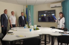 Ведуча заходу представляє учасників наради