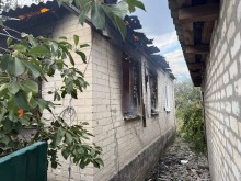 Одноповерховий будинок, пошкоджений та обгорілий через ворожу атаку