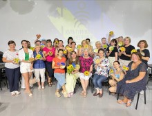 Дорослі відвідувачі хабу з поробками після арттерапії