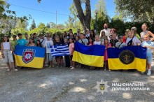 Спільне фото дітей загиблих поліцейських. Діти тримають прапори: України та спеціальних підрозділів МВС.