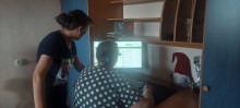 Підопічні Територіального центру соціального обслуговування (надання соціальних послуг) Очеретинської селищної військової адміністрації опановують комп’ютерну техніку