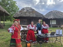 Виступ народного колективу в українському вбранні
