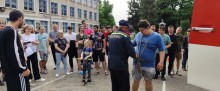 Учні та педагоги Краматорського ВПУ спостерігають, як пожежний навчає учня в’язати страхувальний вузол для рятування людей під час пожежі.