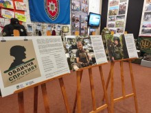 Експонати виставки – фото військових Максима та Альони
