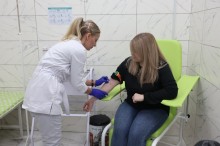 Медсестра робить укол пацієнту.