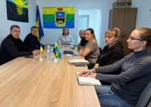 Представники влади проводять зустріч з ветеранами з Мангушської громади