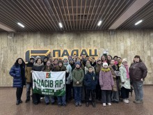 Спільне фото дітей та дорослих  з Часовоярської громади, які попереду тримають прапор громади.