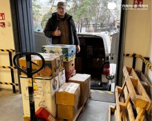 Отримання гуманітарної допомоги. Представник громади стоїть поруч