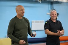 Вадим Філашкін нагороджує рятувальників Донеччини