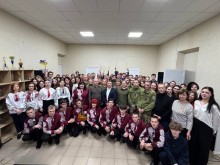 Спільне фото юних артистів та їх викладачів з військовими