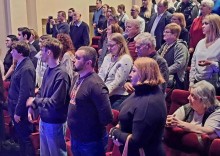 Глядачі стоячи аплодують акторам