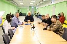 Вадим Філашкін, Артур Насібян та Олександр Гончаренко спілкуються з ветеранами.