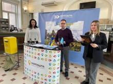 Начальник Покровської міської військової адміністрації Сергій Добряк у відділенні пошти.