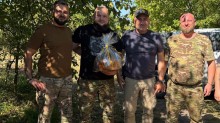 Олексій Воробйов передає випічку військовим