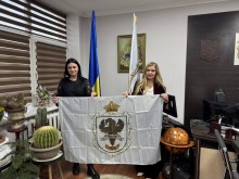 Представники громад тримають прапор Тячівської громади