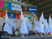 Творчий колектив виступає на сцені