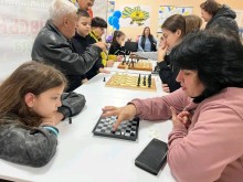 Учасники інтелектуального турніру "Королівство ходів" грають у шашки