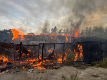 Палаючий будинок після ворожого обстрілу