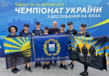 Команда поліціянток з Донецької області з прапорами