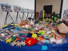 Українські сувеніри. Різнокольорові стрічки, браслети та інше.