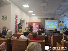 Бахмутяни у Кременчуці завітали до міської публічної бібліотеки на особливий літературно-музичний вечір «Рожеві мрії та незламності рядки».