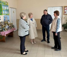 Група людей відвідує комунальний заклад у Зарічанській громаді