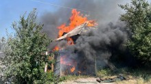 Горить будівля пілся обстрілу.