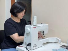 Жінка шиє адаптивний одяг для поранених захисників