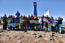 Учасники експедиції з Донецької області на вершині Говерли з прапорами України, Донецької області та своїх територіальних громад.