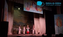 Дія на сцені. Актори грають спектакль «Різдвяна історія».