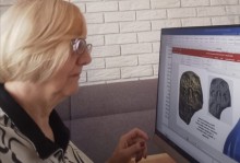 Ярослава Дєдова за ноутбуком з презентацією