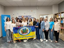 Група учасників заходу тримає прапор з гаслом «Разом до перемоги!»