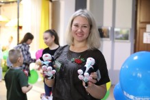 Жінка тримає м'які іграшки