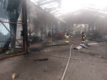 Пожежники тушать наслідки обстрілу будівлі.