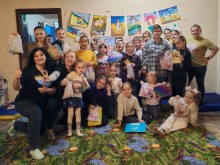 Діти-переселенці з Донеччини разом із педагогами на творчій зустрічі у Хмельницькому.
