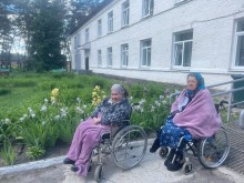 Підопічні на прогулянці на кріслах-колісних