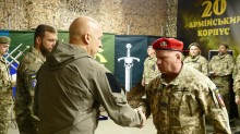 Вадим Філашкін нагороджує військовослужбовця 20 корпусу