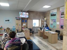 Працівниці консультують людину у центрі ЯМаріуполь