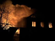 Пожежа в будинку після ворожого обстрілу