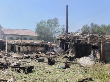 Зруйновані господарські будівлі та реманент на подвір'ї.