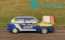 Учасник автоспідвею на стадіоні