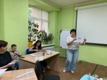 Діти під час заходу-реквієму виготовляють паперових журавликів