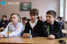 Хлопці сидять за партою,на партах стоять власноручно зроблені Великодні свічки.