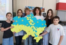 Під час тематичного заходу на базі ККЦ «Бахмутський район єднає» у м. Кривий Ріг діти створили яскраву аплікацію у формі мапи України – прикрасили її жовто-блакитними сердечками, квіточками