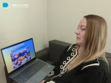 Учасниця онлайн-марафону перед ноутбуком